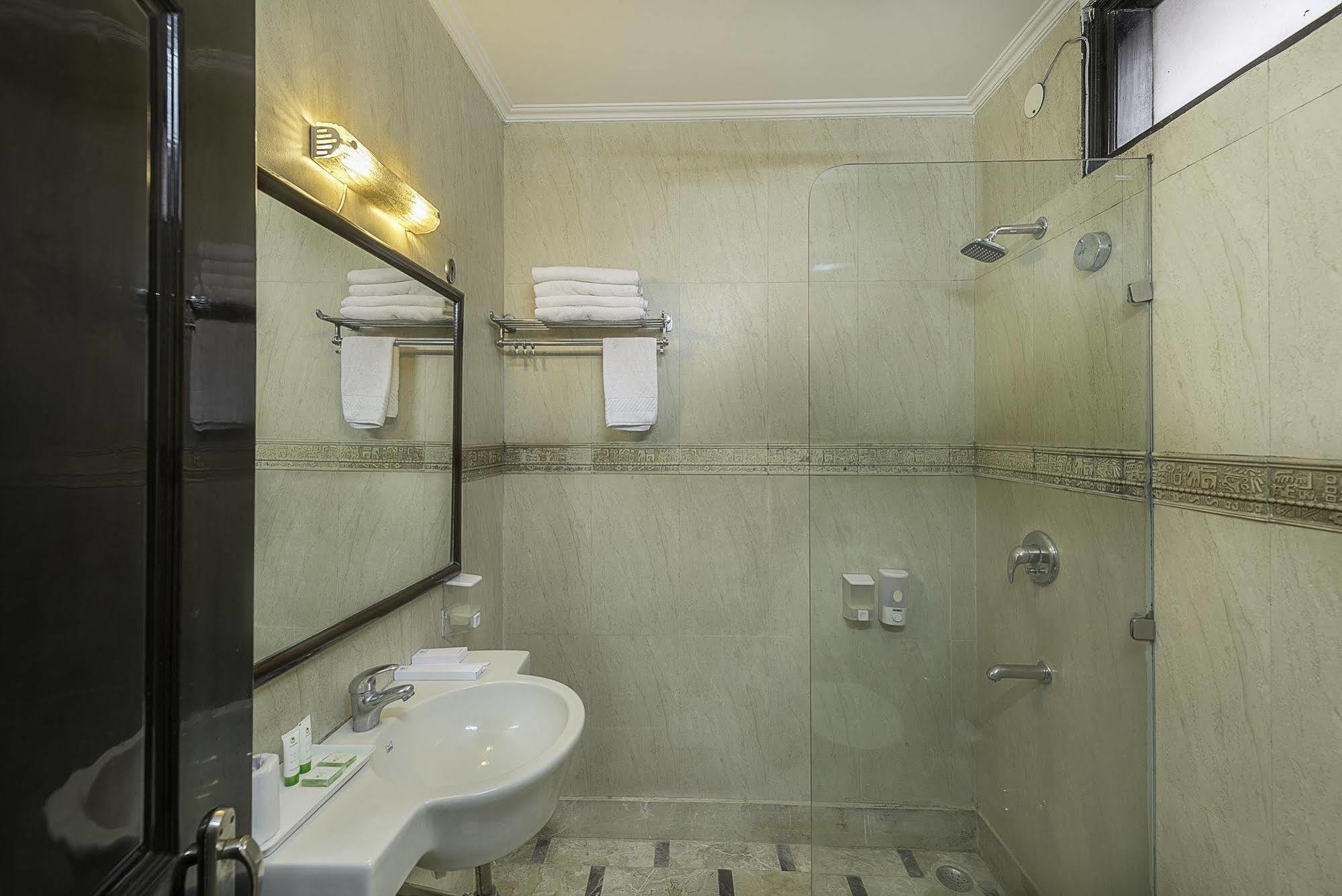 Hotel Treebo Trend Singh Sons Karol Bagh à New Delhi Extérieur photo